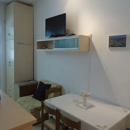 Albert Apartman *